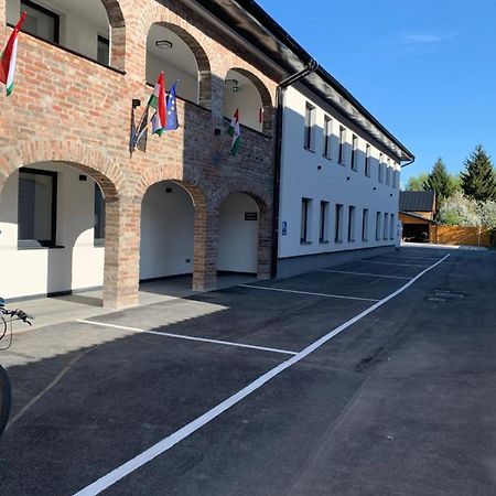 M70 Apartmanhaz Miskolc Bagian luar foto