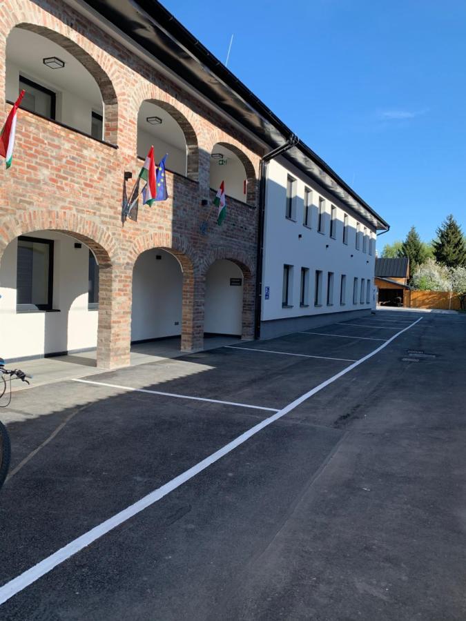 M70 Apartmanhaz Miskolc Bagian luar foto